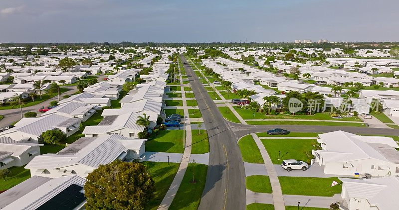 弯曲的街道在Leisureville，博因顿海滩，FL -空中